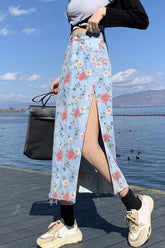 Falda vaquera con estampado floral y abertura en la cintura alta